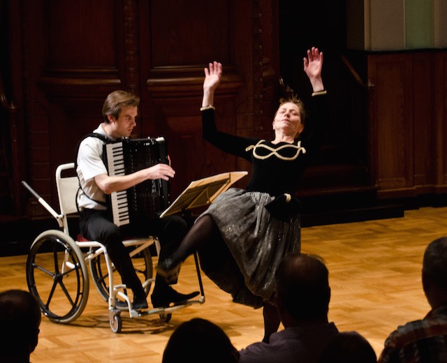 &rsaquo;...pendant que nous volons de branche en branche...&lsaquo;