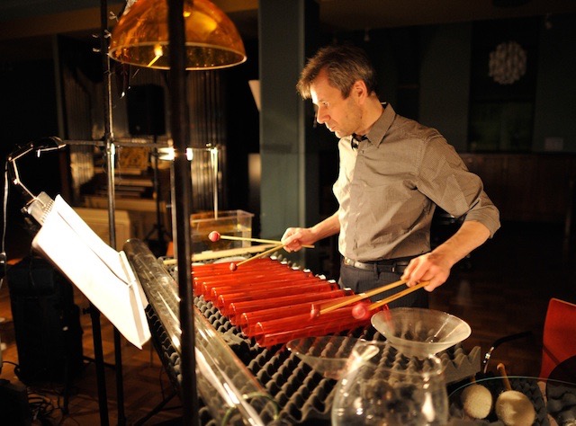 Arnold Marinissen - percussion of glass in GLAS | Sternenrest